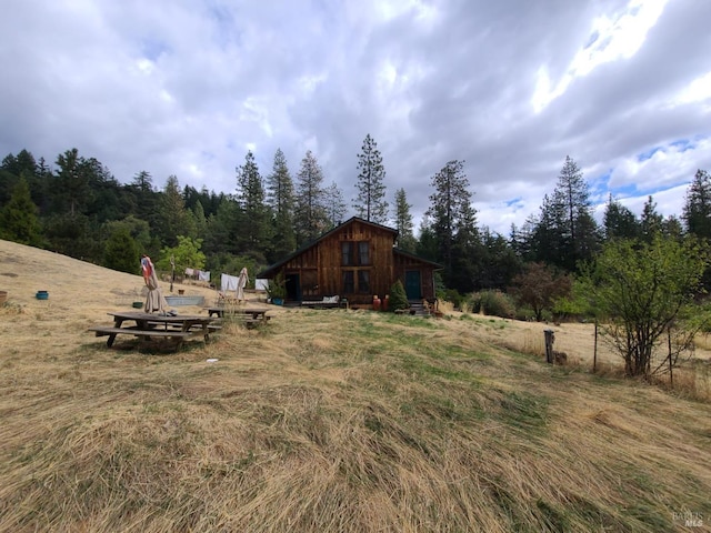 view of yard with a rural view and an outbuilding