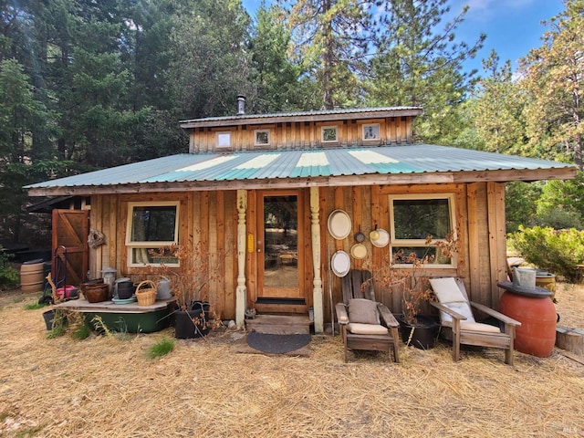 exterior space featuring an outbuilding