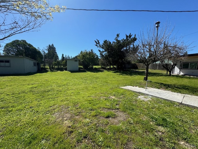 view of yard with a storage unit