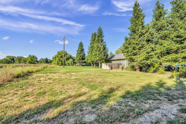 view of yard featuring a rural view