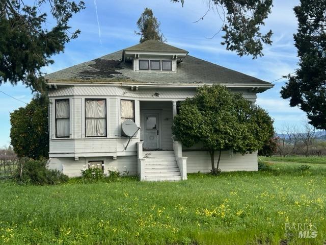 view of front of property featuring a front yard