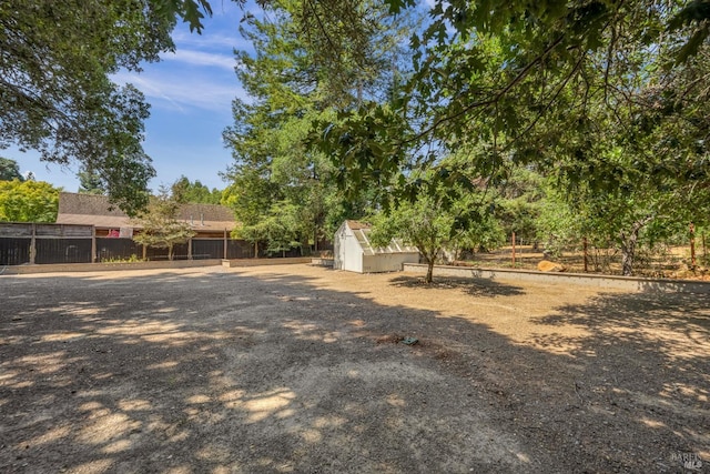 view of yard featuring a storage shed