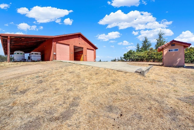 view of yard featuring an outbuilding and a garage