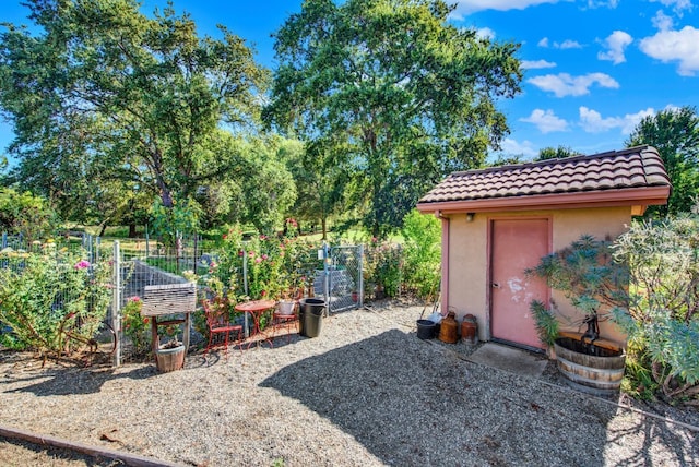 view of yard featuring a storage unit