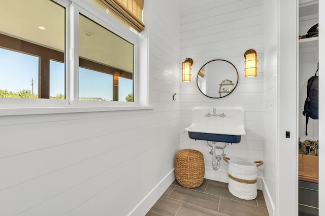 bathroom featuring sink