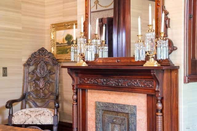 room details featuring an inviting chandelier