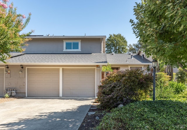 view of front property featuring a garage