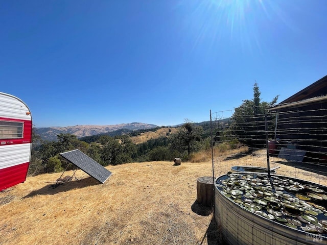 view of yard featuring a mountain view