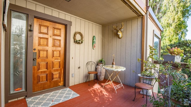 property entrance with covered porch