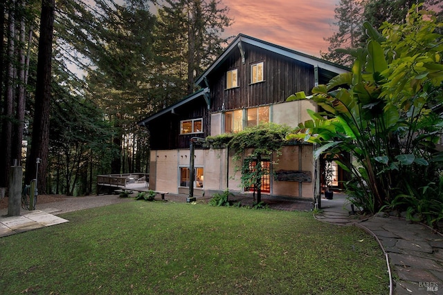 view of front of home featuring a yard