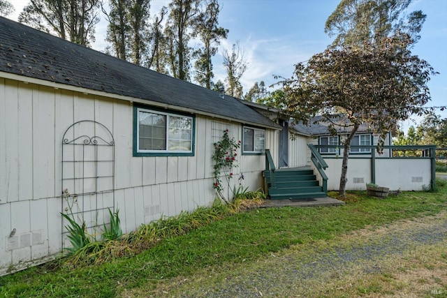 view of front facade featuring a front yard