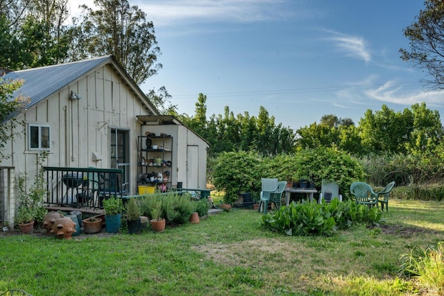 exterior space featuring a lawn