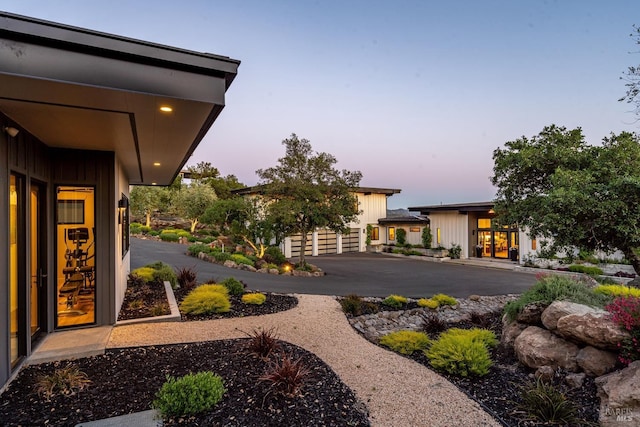 view of yard at dusk