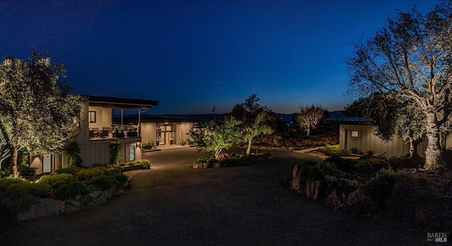 view of yard featuring a patio area