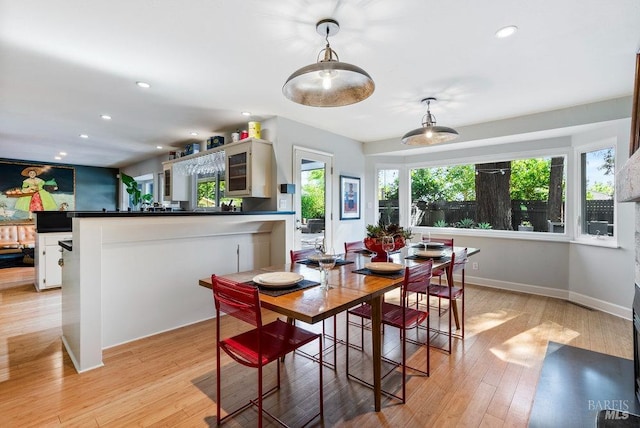 dining area with recessed lighting, light wood-style floors, and baseboards