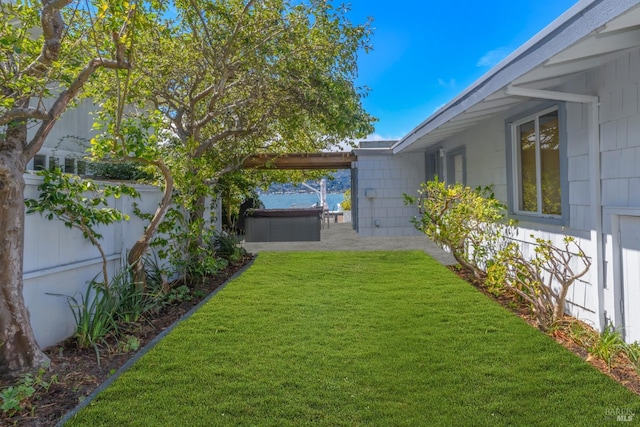 view of yard featuring a hot tub and a patio area