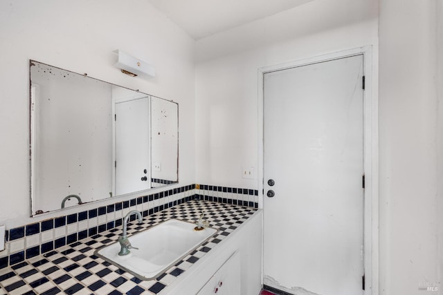 bathroom with vanity and tasteful backsplash