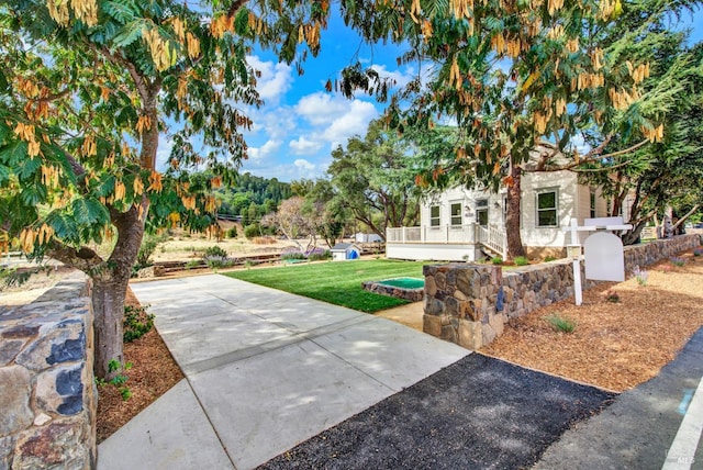 exterior space featuring a front yard