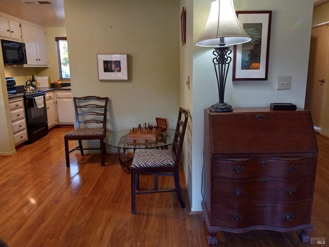 6472 Stone Bridge Rd, Santa Rosa, CA 95409 - living area with light wood finished floors and baseboards