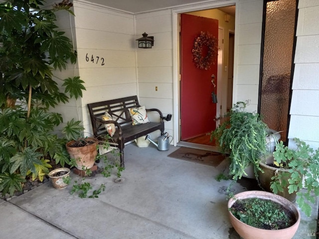 property entrance featuring a porch