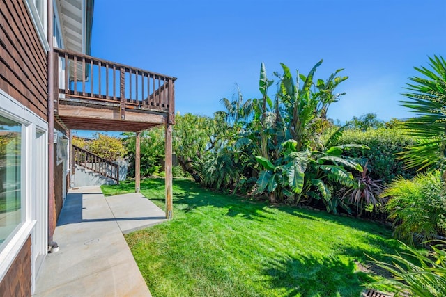 view of yard with a patio