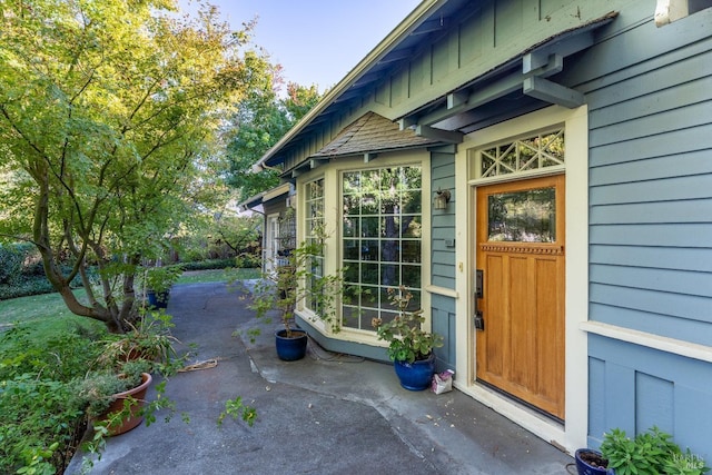 entrance to property featuring a patio