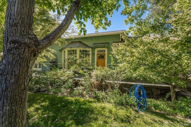 view of front of property featuring a front lawn