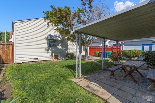 view of yard featuring a patio