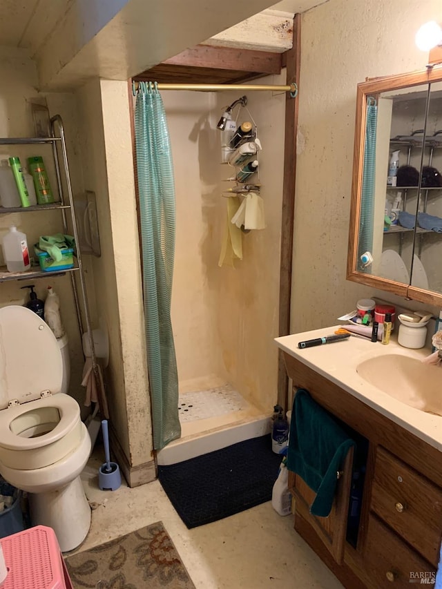 bathroom featuring a shower with curtain, vanity, and toilet