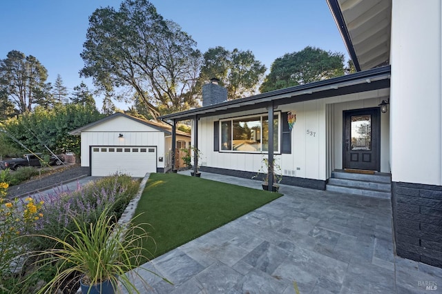 view of front facade featuring a front lawn and a garage