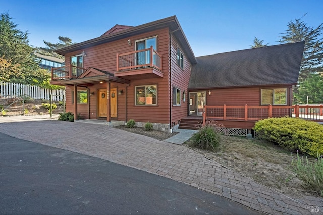 view of front of property featuring a balcony