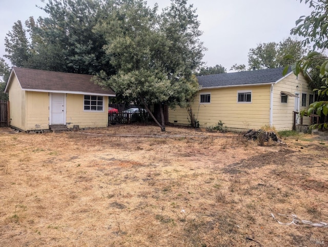 view of yard featuring a storage shed