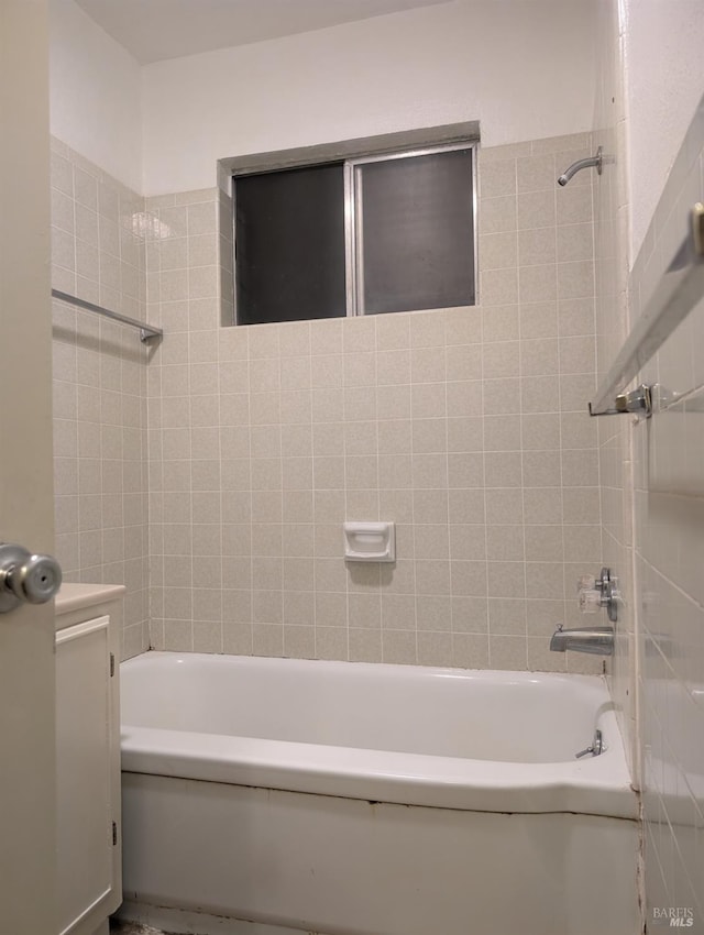 bathroom featuring tiled shower / bath combo