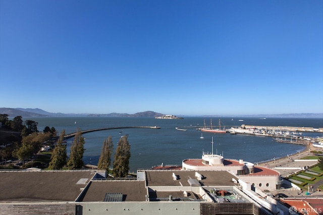 water view with a mountain view