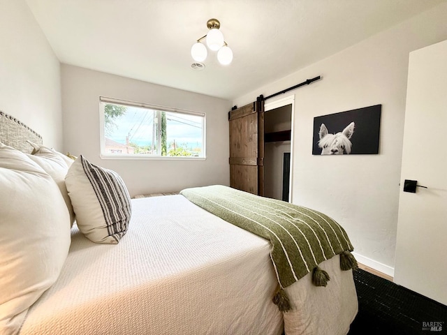 bedroom featuring a barn door