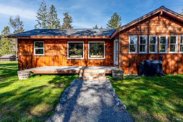 single story home featuring a front lawn