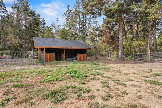 view of yard with an outdoor structure