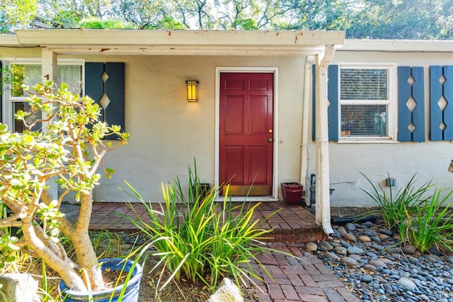 entrance to property with stucco siding