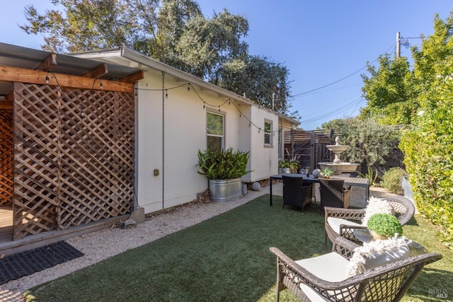 view of yard featuring a patio area