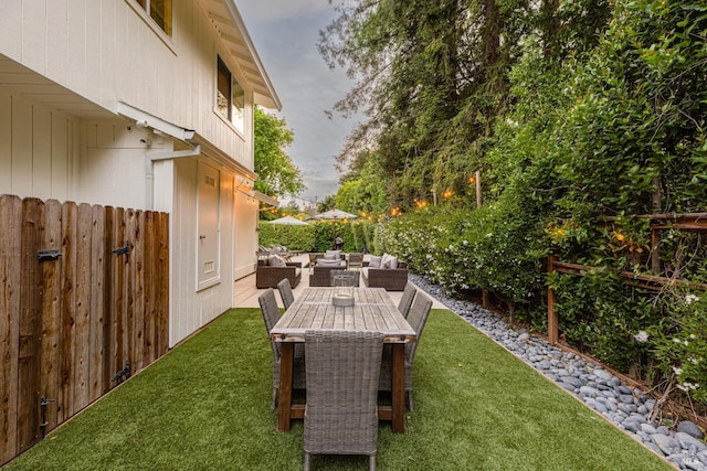 view of yard featuring a patio area