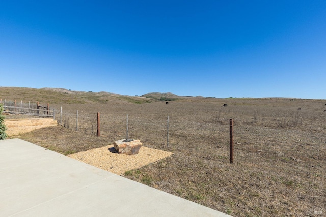 view of yard featuring a rural view