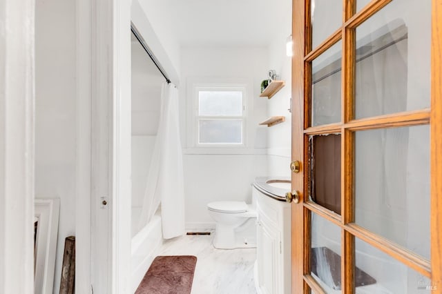 full bathroom with shower / tub combo, vanity, and toilet