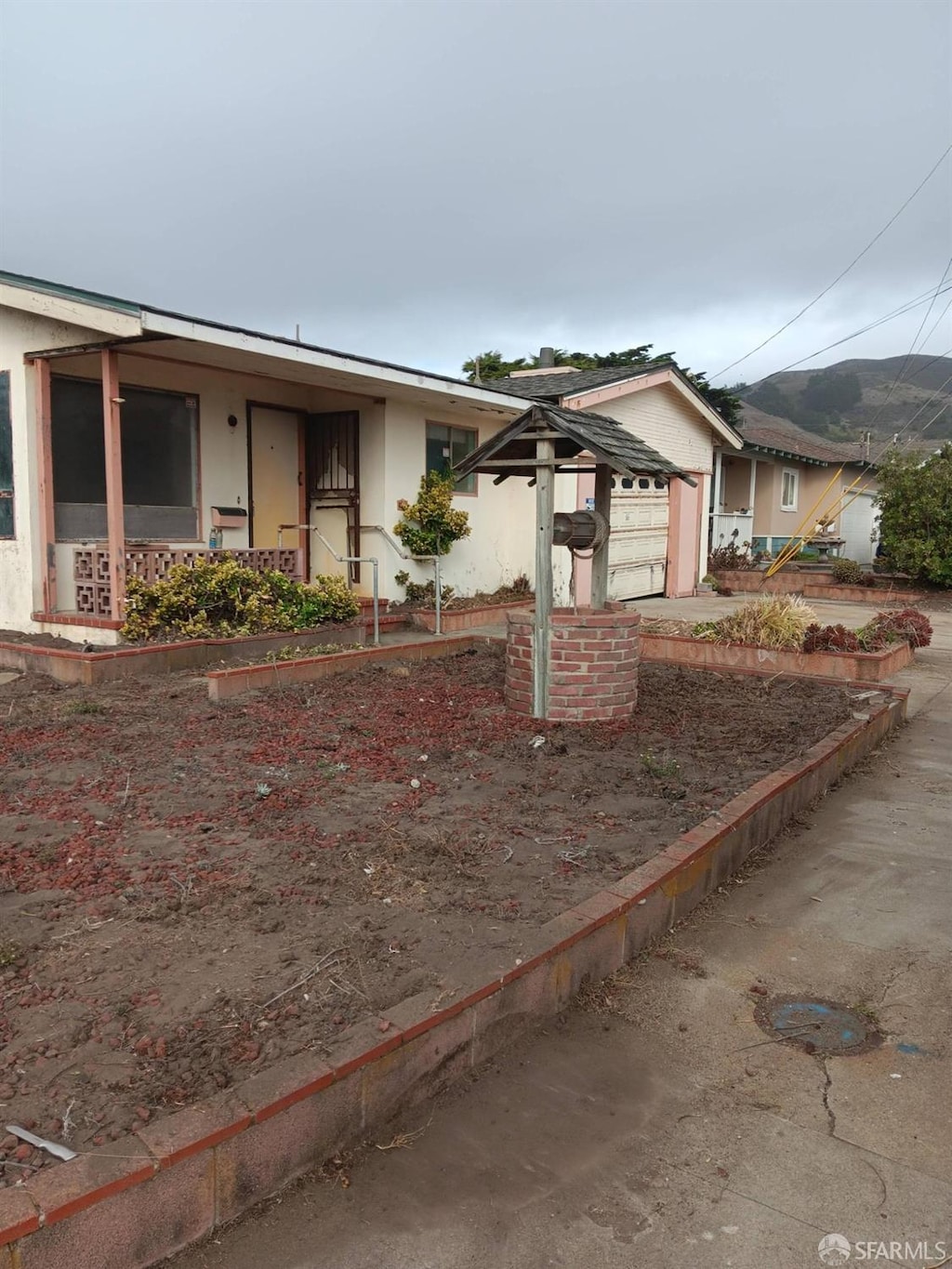 ranch-style house featuring a garage