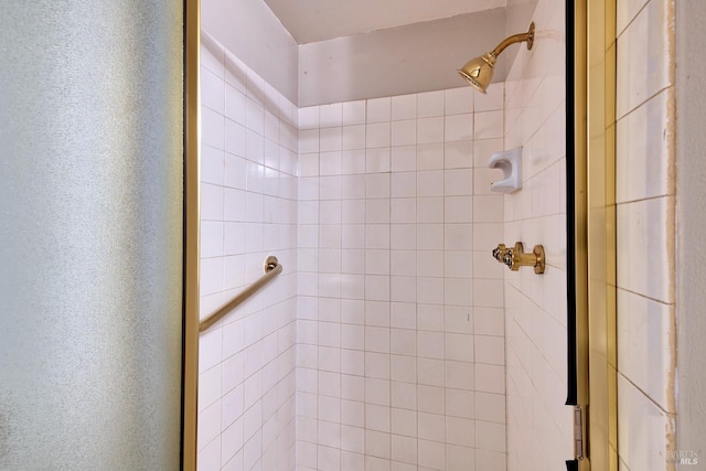 bathroom featuring a tile shower