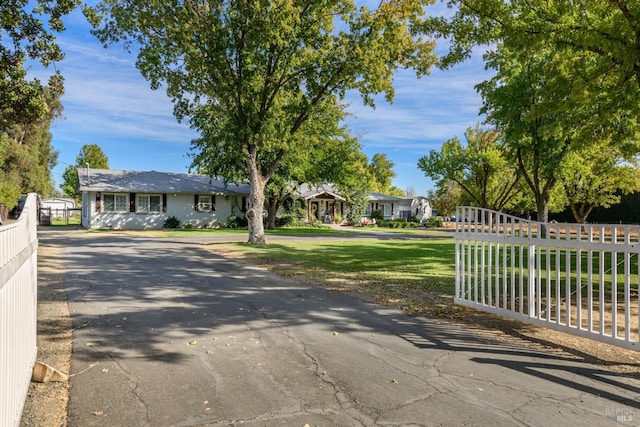 ranch-style home featuring a front lawn