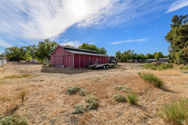 view of yard with an outbuilding