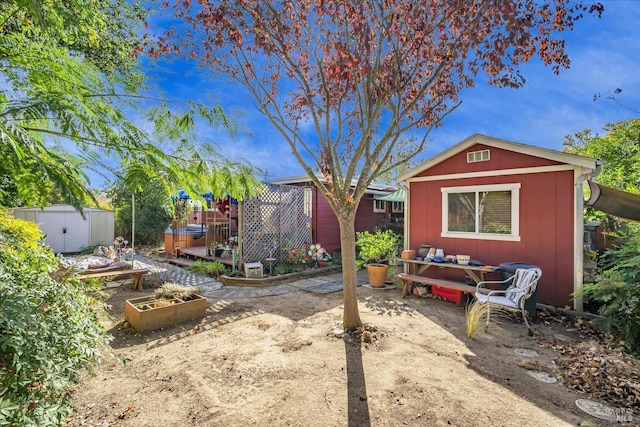 view of yard featuring a storage unit