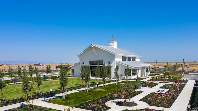 view of front of property with a front yard