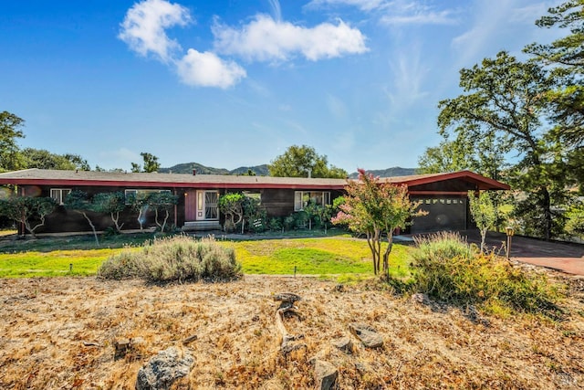 ranch-style house with a front yard