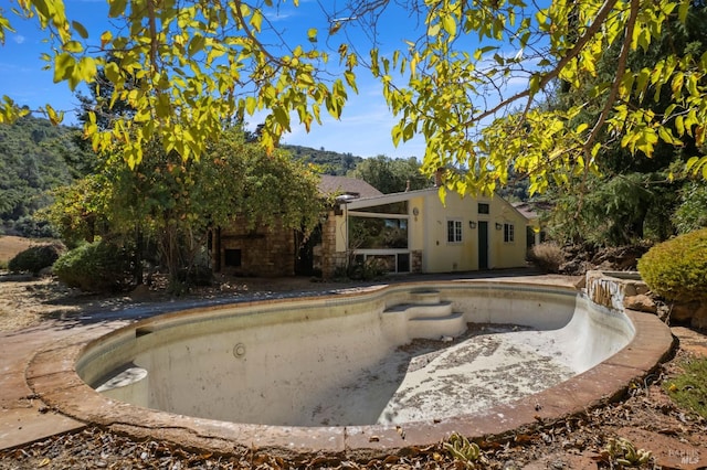 view of swimming pool